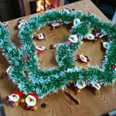 2 METRE AÇIK YEŞİL BEYAZ KARLI YUMUŞAK BOYUN GARLANDI VIP KARLI NOEL BABA FİGÜRLÜ YILBAŞI BOYUN SİMİ thumbnail 1