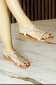 Erkan Saçmacı Altın Vegan Kristal Taş ve İnci İşlemeli Lastikli Düz Taban Sandalet thumbnail 1