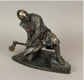 Veronese Design Tapınak Diz Çökmüş Savaşcı thumbnail 1