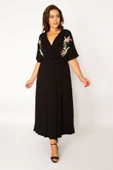 Kadın Siyah Anvelop Yakalı Beli Lastik Ve Nakış Detaylı Elbise 65N33976 thumbnail 1