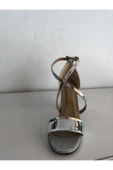 Kadın Dore Gümüş Çapraz Bantlı Kalın Topuklu Yazlık Ayakkabı thumbnail 3