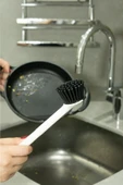 GenelTedarik 2 adet Vantuzlu Mutfak Banyo Tezgah Üstü Silikon Bulaşık Yıkama Lavabo Temizleme Tezgah Fırçası thumbnail 2