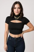 Kadın Siyah Göğüs Dekolteli Yarım Kollu Cut Out Crop Top Bluz - Şık, Rahat ve Kolay Kombinlenebilir thumbnail 2