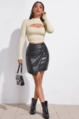 Kadın Ekru Göğüs Dekolteli Uzun Kollu Cut Out Crop Top Bluz - Şık, Rahat ve Kolay Kombinlenebilir thumbnail 4