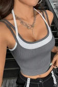 Kadın Antrasit Gri Beyaz Çift Renk Çapraz Askılı Crop Top Bluz - Şık, Rahat ve Kolay Kombinlenebilir thumbnail 3