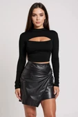 Kadın Siyah Göğüs Dekolteli Uzun Kollu Cut Out Crop Top Bluz - Şık, Rahat ve Kolay Kombinlenebilir thumbnail 2