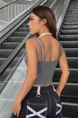 Kadın Antrasit Gri Beyaz Çift Renk Çapraz Askılı Crop Top Bluz - Şık, Rahat ve Kolay Kombinlenebilir thumbnail 5