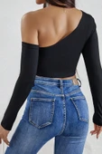 Kadın Siyah Tek Omuz Detaylı Uzun Kol Crop Top Bluz - Şık, Rahat ve Kolay Kombinlenebilir thumbnail 3
