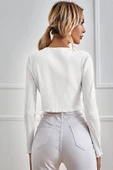 Kadın Beyaz Uzun Kollu Önden Bağlama Detaylı Crop Top Bluz - Şık, Rahat ve Kolay Kombinlenebilir thumbnail 3
