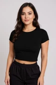 Kadın Siyah Yuvarlak Yaka Yarım Kol Crop Top Bluz - Şık, Rahat ve Kolay Kombinlenebilir thumbnail 1