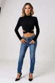 Kadın Siyah Çapraz Bel Detaylı Dik Yaka Uzun Kol Crop Top Bluz - Şık, Rahat ve Kolay Kombinlenebilir thumbnail 2