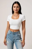 Kadın Beyaz Yarım Kol Düz Yaka Crop Top Bluz - Şık, Rahat ve Kolay Kombinlenebilir thumbnail 3