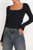 Kadın Siyah Kare Yaka Dantelli Uzun Kollu Crop Top Bluz - Şık, Rahat ve Kolay Kombinlenebilir thumbnail 5
