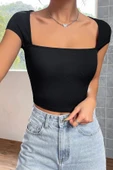 Kadın Siyah Kare Yaka Yarım Kol Göğüs Dekolteli Crop Top Bluz - Şık, Rahat ve Kolay Kombinlenebilir thumbnail 3