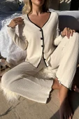 Kadın Beyaz Örme Kumaş V Yaka Düğmeli Rahat Şık Pijama Takımı thumbnail 3