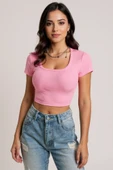 Kadın Pembe Yarım Kol Düz Yaka Crop Top Bluz - Şık, Rahat ve Kolay Kombinlenebilir thumbnail 3