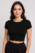 Kadın Siyah Yuvarlak Yaka Yarım Kol Crop Top Bluz - Şık, Rahat ve Kolay Kombinlenebilir thumbnail 2