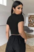 Kadın Siyah Göğüs Dekolteli Yarım Kollu Cut Out Crop Top Bluz - Şık, Rahat ve Kolay Kombinlenebilir thumbnail 3