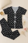 Kadın Siyah Beyaz Kalp Desenli Fiyonklu Kısa Kollu Pijama Takımı - Rahat, Şık ve 4 Mevsim Kullanım thumbnail 6