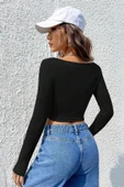 Kadın Siyah Uzun Kollu Agraflı Göğüs ve Göbek Dekolteli Crop Top Bluz thumbnail 5