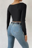 Kadın Siyah Uzun Kol Göğüs Dekolteli Şık Crop Top Bluz - Şık, Rahat ve Kolay Kombinlenebilir thumbnail 3