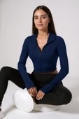 Kadın Lacivert Uzun Kol Fermuarlı Parmak Geçme Detaylı Dik Yaka Crop Top Bluz thumbnail 2