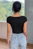 Kadın Siyah Kare Yaka Yarım Kol Göğüs Dekolteli Crop Top Bluz - Şık, Rahat ve Kolay Kombinlenebilir thumbnail 4