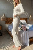 Kadın Beyaz Örme Kumaş V Yaka Düğmeli Rahat Şık Pijama Takımı thumbnail 2