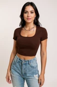 Kadın Kahverengi Yarım Kol Düz Yaka Crop Top Bluz - Şık, Rahat ve Kolay Kombinlenebilir thumbnail 2