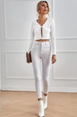 Kadın Beyaz Uzun Kollu Önden Bağlama Detaylı Crop Top Bluz - Şık, Rahat ve Kolay Kombinlenebilir thumbnail 5