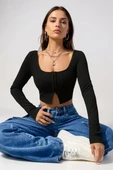 Kadın Siyah Uzun Kollu Agraflı Göğüs ve Göbek Dekolteli Crop Top Bluz thumbnail 7