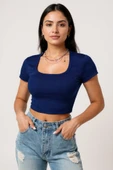 Kadın Lacivert Yarım Kol Düz Yaka Crop Top Bluz - Şık, Rahat ve Kolay Kombinlenebilir thumbnail 2