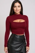 Kadın Bordo Göğüs Dekolteli Uzun Kollu Cut Out Crop Top Bluz - Şık, Rahat ve Kolay Kombinlenebilir thumbnail 2
