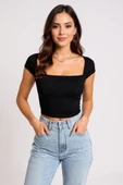 Kadın Siyah Kare Yaka Yarım Kol Göğüs Dekolteli Crop Top Bluz - Şık, Rahat ve Kolay Kombinlenebilir thumbnail 1