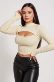 Kadın Ekru Göğüs Dekolteli Uzun Kollu Cut Out Crop Top Bluz - Şık, Rahat ve Kolay Kombinlenebilir thumbnail 2
