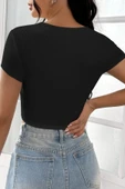 Kadın Siyah Yarım Kol Düz Yaka Crop Top Bluz - Şık, Rahat ve Kolay Kombinlenebilir thumbnail 4