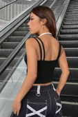 Kadın Beyaz Siyah Çift Renk Çapraz Askılı Crop Top Bluz - Şık, Rahat ve Kolay Kombinlenebilir thumbnail 4