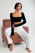 Kadın Siyah Uzun Kol Göğüs ve Sırt Dekolteli Crop Top Bluz - Şık, Rahat ve Kolay Kombinlenebilir thumbnail 3