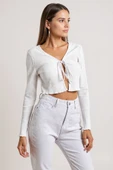 Kadın Beyaz Uzun Kollu Önden Bağlama Detaylı Crop Top Bluz - Şık, Rahat ve Kolay Kombinlenebilir thumbnail 2