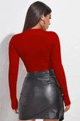 Kadın Kırmızı Göğüs Dekolteli Uzun Kollu Cut Out Crop Top Bluz - Şık, Rahat ve Kolay Kombinlenebilir thumbnail 3