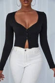 Kadın Siyah Uzun Kollu Düğmeli Göğüs ve Göbek Dekolteli Crop Top Bluz thumbnail 1