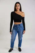 Kadın Siyah Tek Omuz Detaylı Uzun Kol Crop Top Bluz - Şık, Rahat ve Kolay Kombinlenebilir thumbnail 7