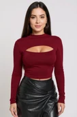 Kadın Bordo Göğüs Dekolteli Uzun Kollu Cut Out Crop Top Bluz - Şık, Rahat ve Kolay Kombinlenebilir thumbnail 1