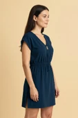 Kadın Lacivert Yanları Yırtmaçlı Tokalı V Yaka Mini Plaj Elbisesi thumbnail 2