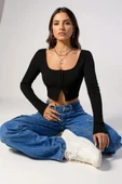 Kadın Siyah Uzun Kollu Agraflı Göğüs ve Göbek Dekolteli Crop Top Bluz thumbnail 1