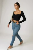 Kadın Siyah Uzun Kol Göğüs Dekolteli Şık Crop Top Bluz - Şık, Rahat ve Kolay Kombinlenebilir thumbnail 6