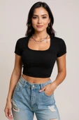 Kadın Siyah Yarım Kol Düz Yaka Crop Top Bluz - Şık, Rahat ve Kolay Kombinlenebilir thumbnail 3