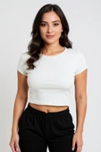 Kadın Beyaz Yuvarlak Yaka Yarım Kol Crop Top Bluz thumbnail 1