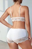 Kadın Beyaz Kaşkorse ve Dantel Detaylı Şortlu Gecelik Takım - Modern, Konforlu thumbnail 3