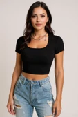 Kadın Siyah Yarım Kol Düz Yaka Crop Top Bluz - Şık, Rahat ve Kolay Kombinlenebilir thumbnail 1